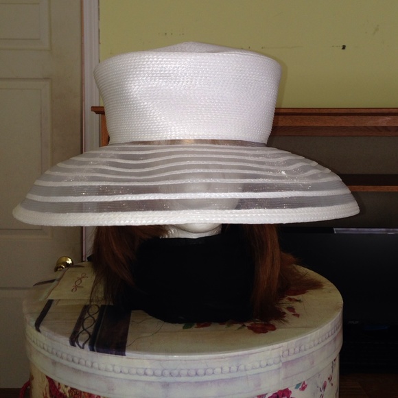 Off to the races in your beautiful hat