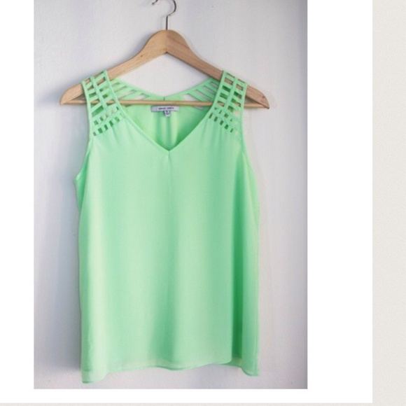 ✳️SALE✳️ Green Cut Out Blouse - Picture 2 of 3