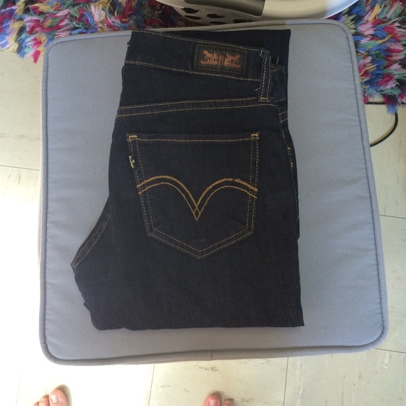 Dark wash Levi legging jeans