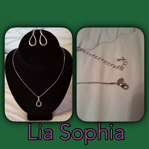 19" necklace like new and earrings 💕💕