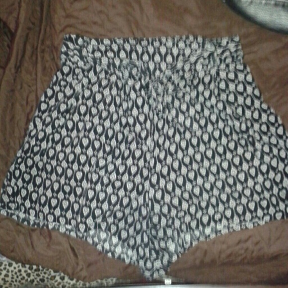High waisted black and white loose shorts - Picture 2 of 2