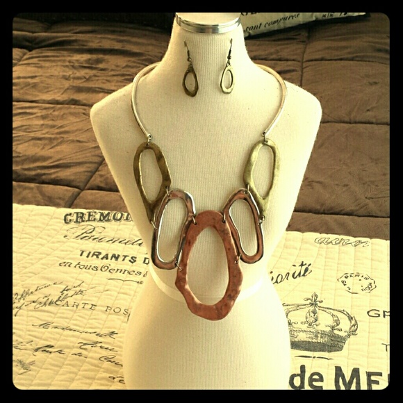 Tri-color metal necklace and earring set