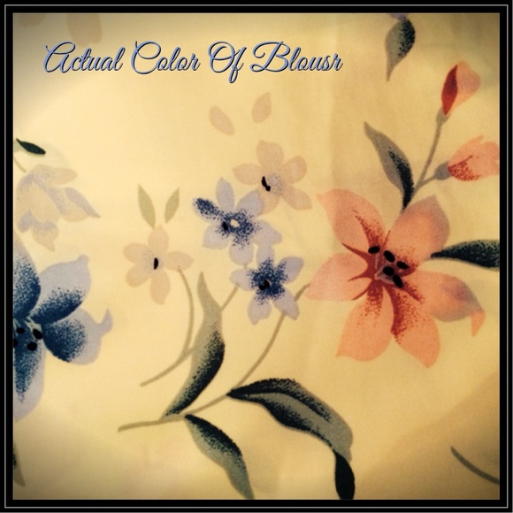 NEW LISTING❤️BEAUTIFUL SPRING FLORAL BLOUSE - Picture 3 of 4