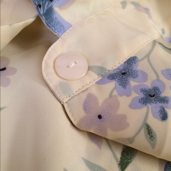 NEW LISTING❤️BEAUTIFUL SPRING FLORAL BLOUSE - Picture 4 of 4