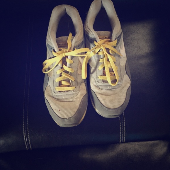 Nike LIVESTRONG Air Max size 9 in men's