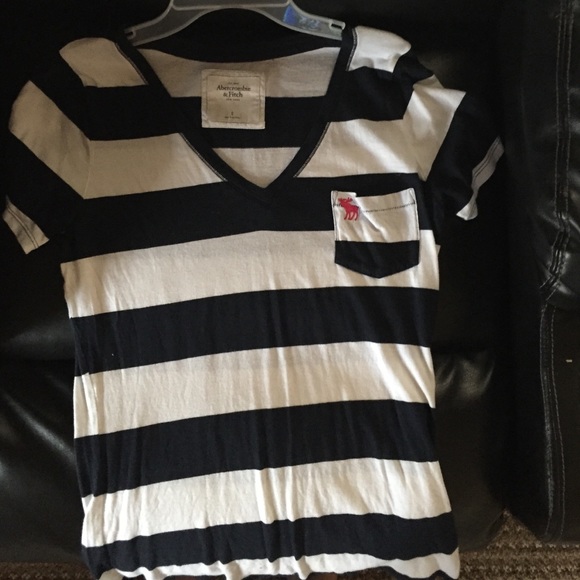 A&F v neck size S