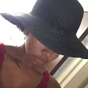 Black floppy hat 👒