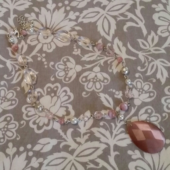 🛍💲NWOT Pink, Silver, & Pearl Pendant Necklace - Picture 2 of 3