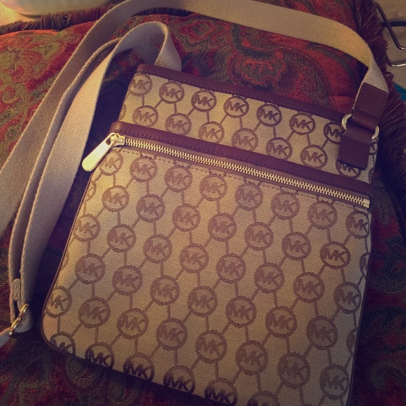 Micheal Kors cross body purse