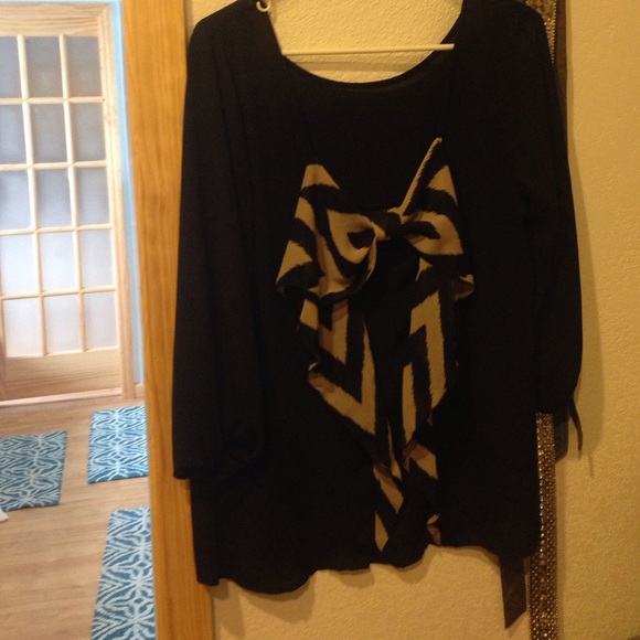 Cute bow back shirt