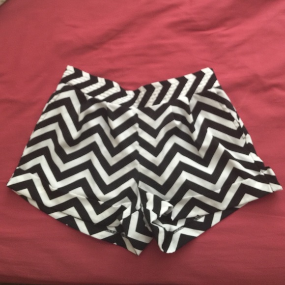 Black & White chevron blouse shorts