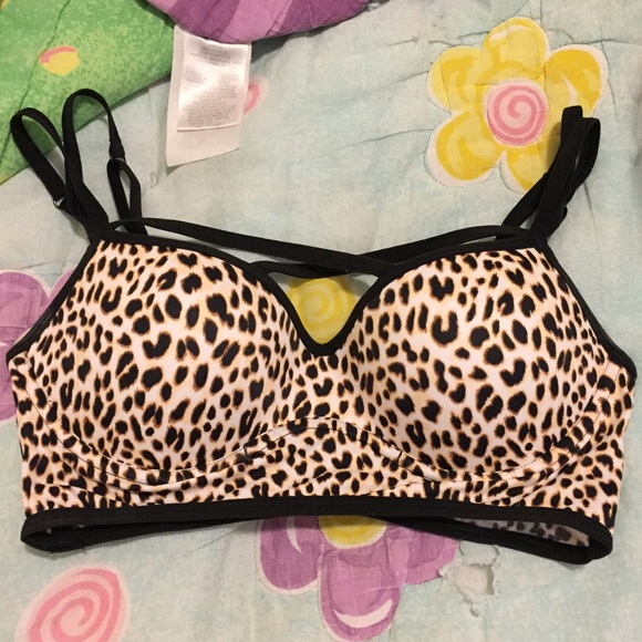 Criss cross front leopard sports bra