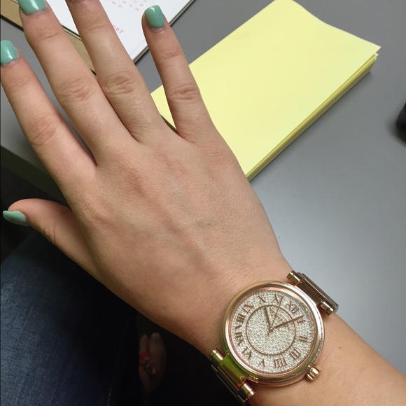 Women's rose gold Michael Kors watch. - Picture 4 of 4