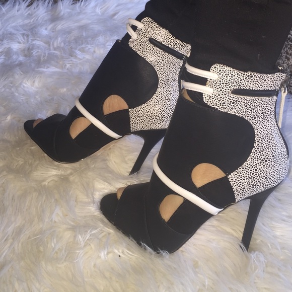 GX black and white sandal heels brand new size 7!