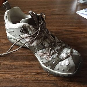 Merrell 9.5 women's hiking shoes.