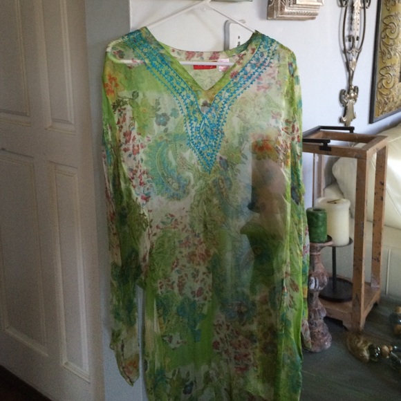 Beautiful green long shirt designed in France - Picture 1 of 2