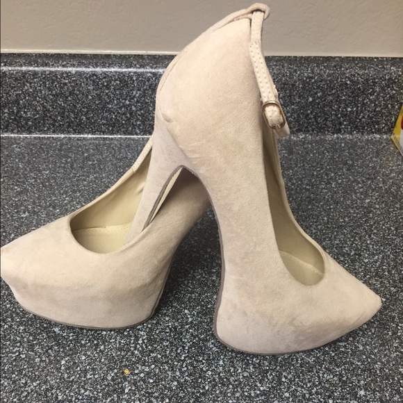 JustFab Shoes - New just fab nude pumps