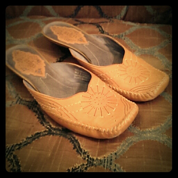 Clarks Indigo leather shoes with stitching detail