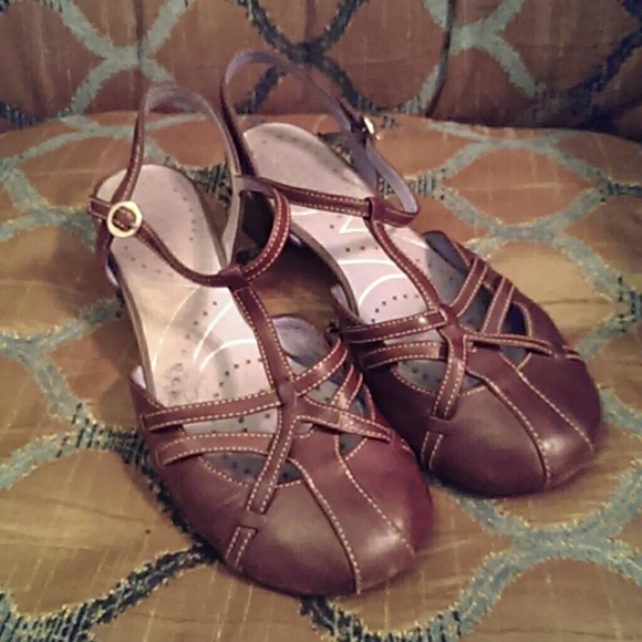 Clarks Indigo brown leather cute t-strap