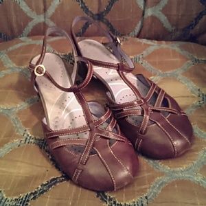 Clarks Indigo brown leather cute t-strap