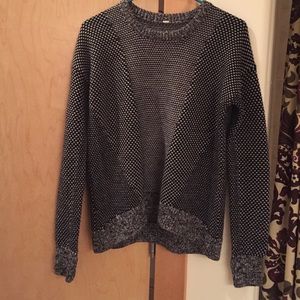 Black and white lulu sweater with thumb holes