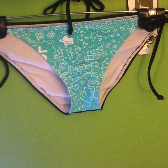 Lost triangle string bikini! - Picture 3 of 4