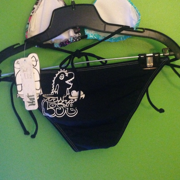 Lost triangle string bikini! - Picture 4 of 4