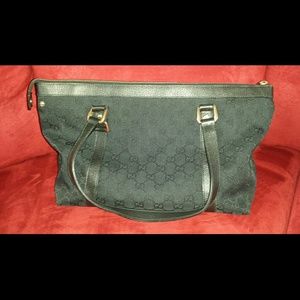 Authentic Gucci Abbey D Ring Zip Tote with Snap