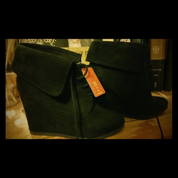 NWT Black Wedge 4.5 inch