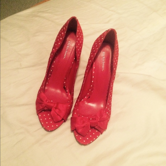 Size 9 super cute white polka dot red high heels