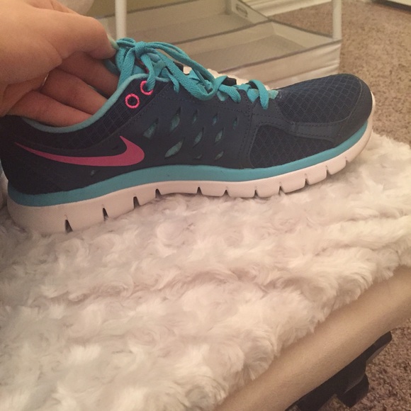 Women's Nike running shoes - Picture 2 of 3