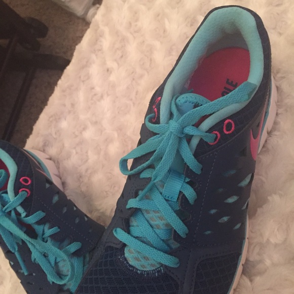 Women's Nike running shoes - Picture 3 of 3