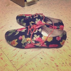 Floral print and black oxfords🌺