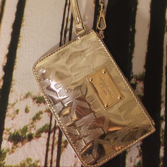 ❗️⬇️✨Gold Mirror Michael Kors Writslet Wallet! 💃