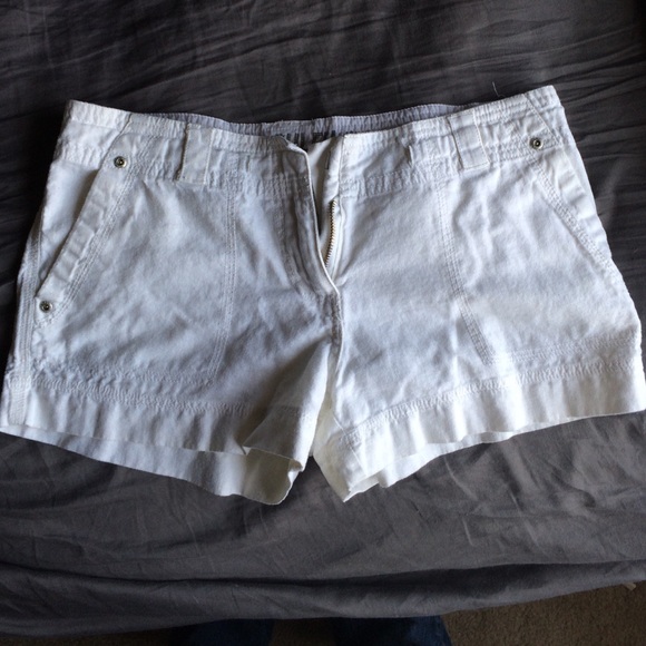 Cute white shorts - Picture 1 of 3