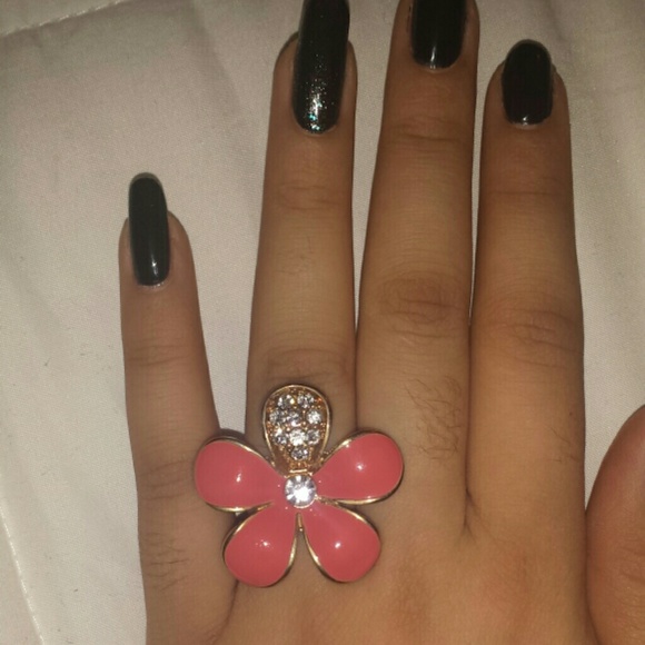 Pretty flower ring