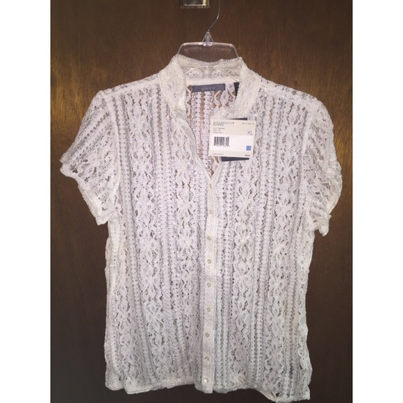 ⬇️REDUCED⬇️ Liz Claiborne SS Lace Button Down Top