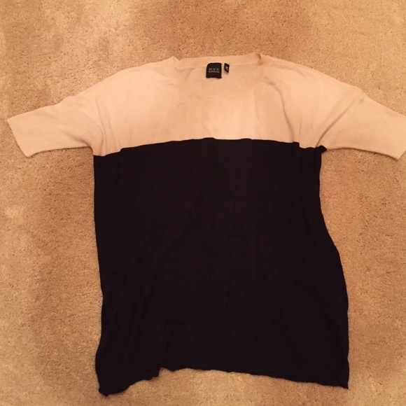 Loose navy and white tee FIT SMALLS ALSO PERFECTLY