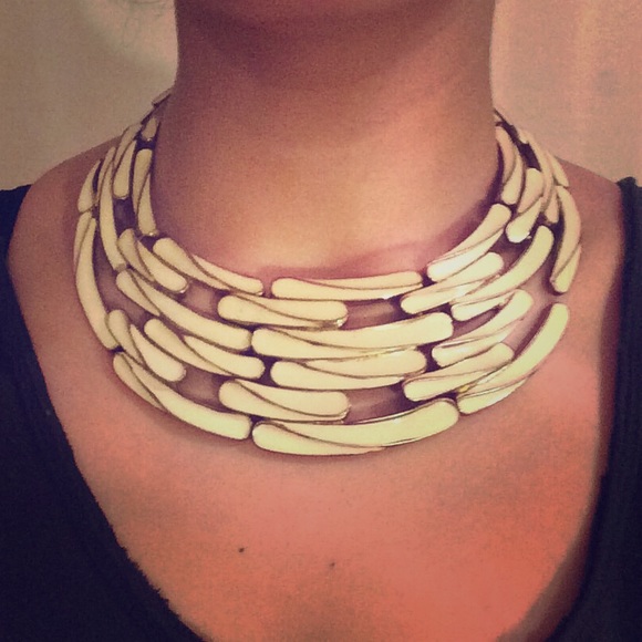 ❗️⬇️Vintage cream colored choker necklace.