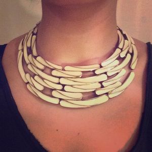 ❗️⬇️Vintage cream colored choker necklace.