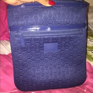 SOLD‼️MK cross body large navy blue