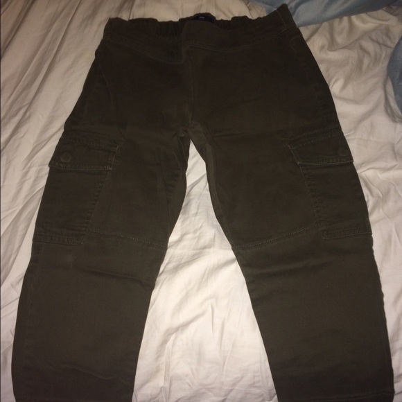 Tight-fitting green cargo pants