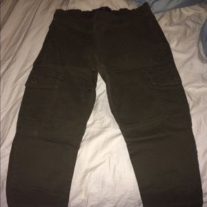 Tight-fitting green cargo pants
