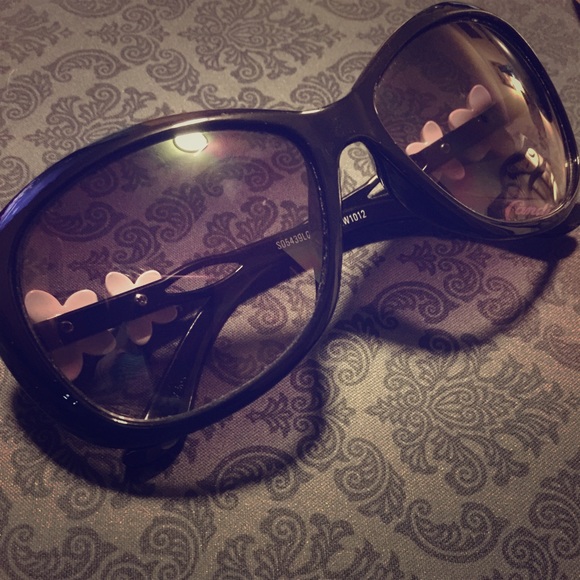 Black Hawaiian flower sunglasses