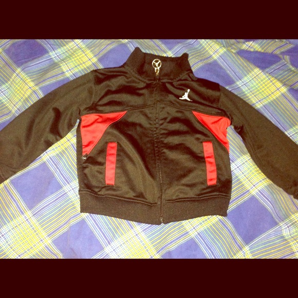 2T boy zipped up hoodie. Great condition.
