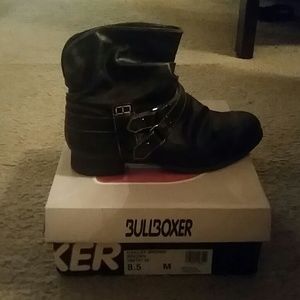 Only worn once, still in great cond!! Box included