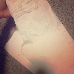 BNWOT Old Navy White Distressed Skinnies size 10