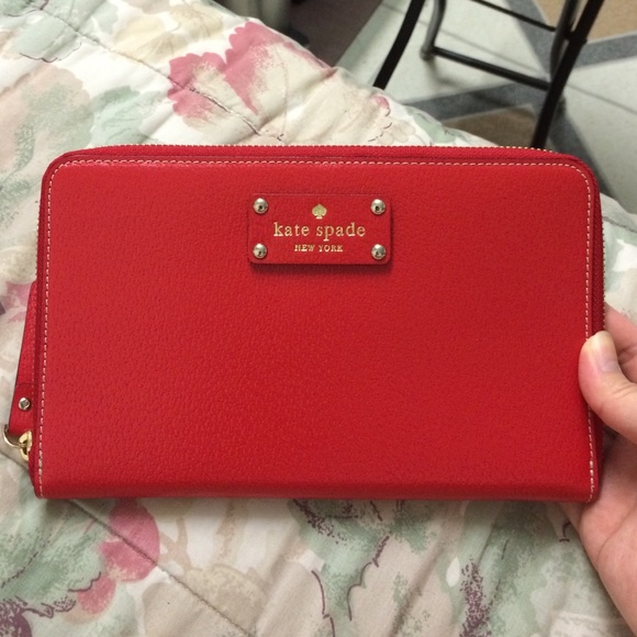 NWT Kate spade Wellesley travel wallet (garnet)