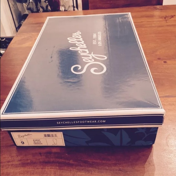 Black boots fits more like an 8, brand new in box.