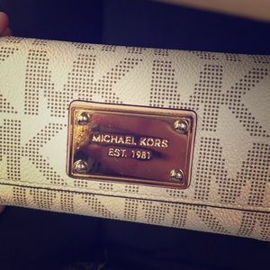 Michael Kors wristlet w/iPhone 5 carrier inside📱